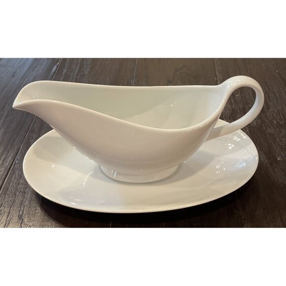 Mikasa Classic Flair White Embossed Calla Lilies‎ Gravy Boat With Underplate - Picture 1 of 4